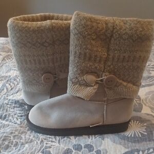 Muk Luks Cozy Tan Knit Boots Size 9W Winter Scandinavian Pattern NWOT Very Clean